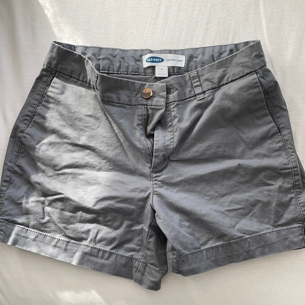 ⭐️2/$6 sale - Old Navy Grey Everyday Short size 6